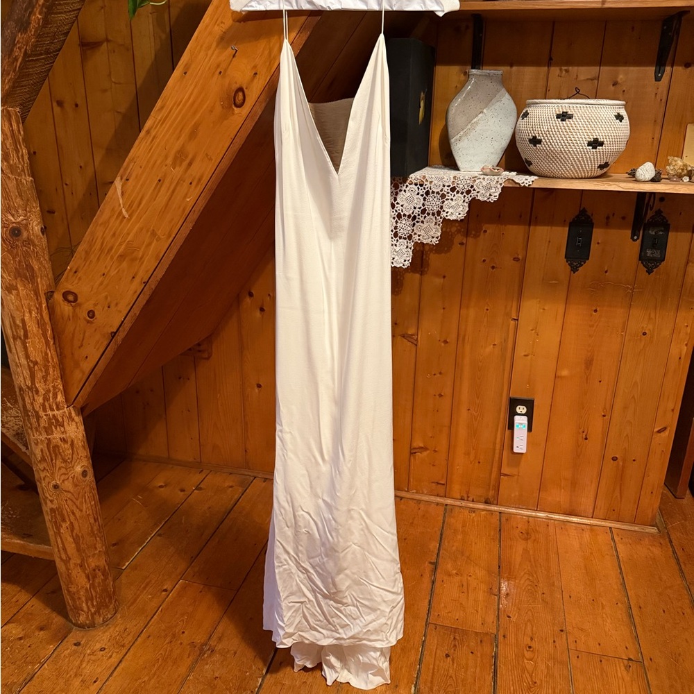 Elegant Cream Lace Wedding Dress - Picture 9 of 16